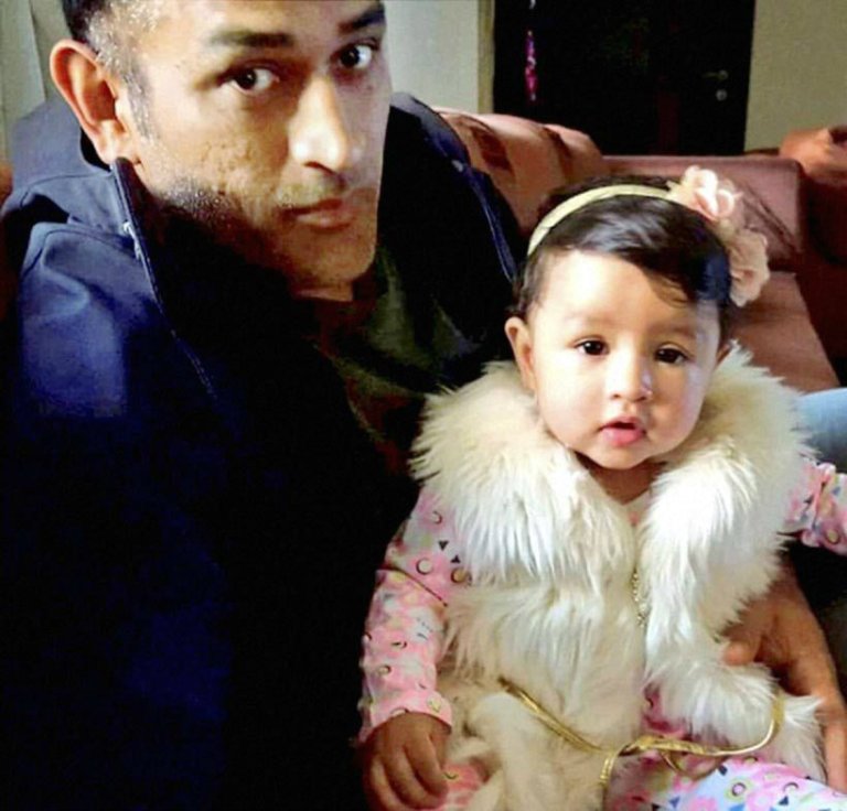 mahendra-singh-dhoni-with-his-daughter