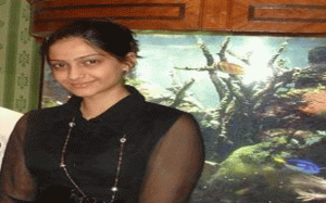 The dew face, glossy hairs,glitering eyes are all so fake and she looks kind of pale when the team of her makeup artists do not lend her a helping hand and touch it up with magic brushes.