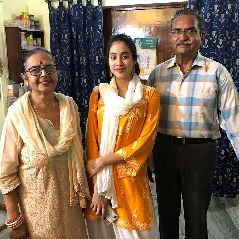 chikankari bollywood heroine actress fashion ethnic wear indian wear sustainable fashion Indian artisans look how to dress how to pair jhani